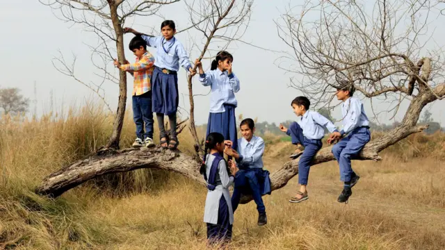 शाळकरी मुलं 