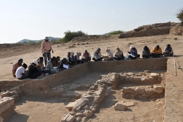 કચ્છ, કોટડા ભડાલા, હડપ્પીય સંસ્કૃતિ, ડેક્કન કોલેજ મુખ્ય સંશોધન પ્રબુધ, કારાવાંસરાય, મુસાફર ખાના, સિલ્ક રૂટ, આર્કિયૉલૉજીકલ પુરાતત્વીય અવશેષ, બીબીસી ગુજરાતી 