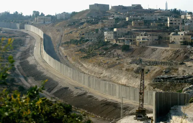 الجدار العازل في قرية أبو ديس الفلسطينية قرب القدس الشرقية المحتلة، في 9 يوليو/تموز 2004