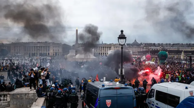 Protesto reúne multidão na Placebetnacional com apkla Concorde,betnacional com apkParis