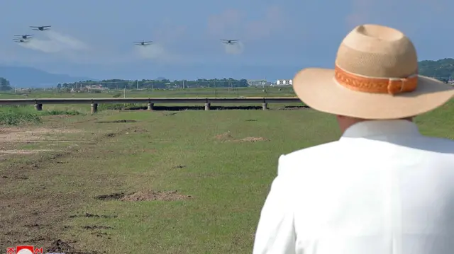 김정은 위원장이 북한 강원도 안변군 태풍 피해 농장을 시찰하는 동안 경비행기들이 농약을 살포하고 있다