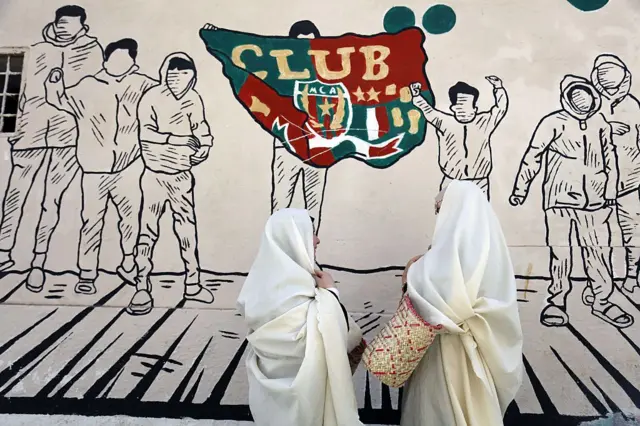 Guyyaa Dilbataa dubartoonni daandii magaalaa guddoo Aljeeriyaa irratti naanna'an suuraa garee kubbaa miilaa biyya keessaa 'MC Alger' faarsu fuldura dhaabbatu.