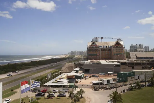 Vista del balneario uruguayo de Punta del Este con el icónico hotel San Rafael en obras de recontrucción.