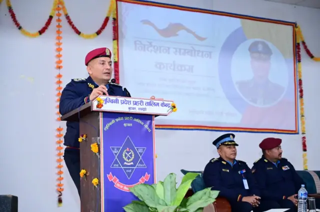 नेपाल प्रहरीका महानिरिक्षक दानबहादुर कार्की प्रहरी अधिकारीहरूलाई निर्देशन दिँदै