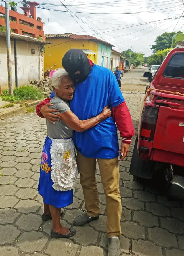 Mujer abraza a paramilitar