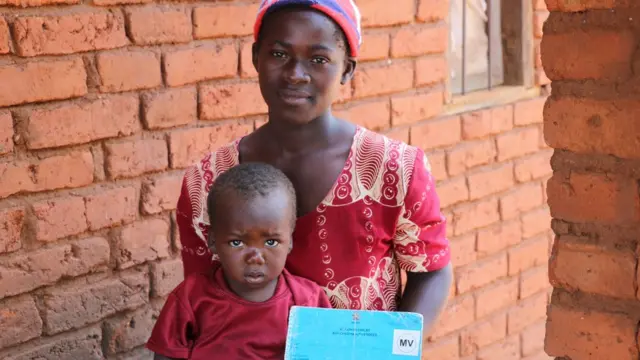 Evison et sa mère après avoir reçu son vaccin au Malawi. Il était le deuxième enfant vacciné au Malawi dans le cadre du programme de mise en œuvre du vaccin contre le paludisme.
