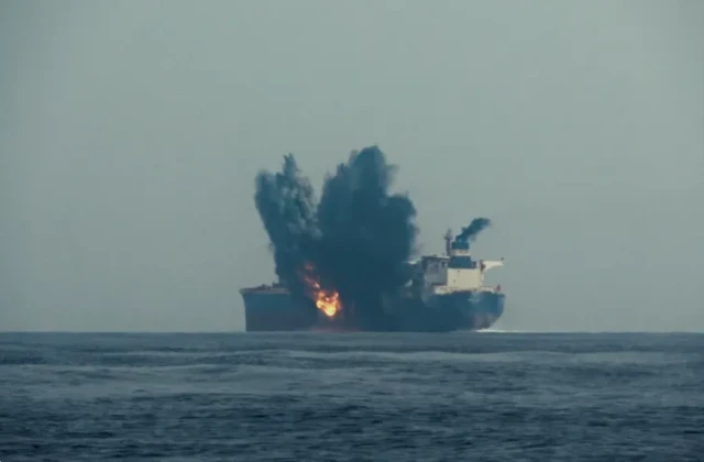 ناقلة نفط استهدفها الحوثيون بصاروخ في البحر الأحمر العام الماضي