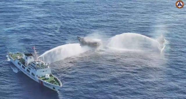 Hình ảnh hai tàu Trung Quốc phun vòi rồng vào một tàu Philippines