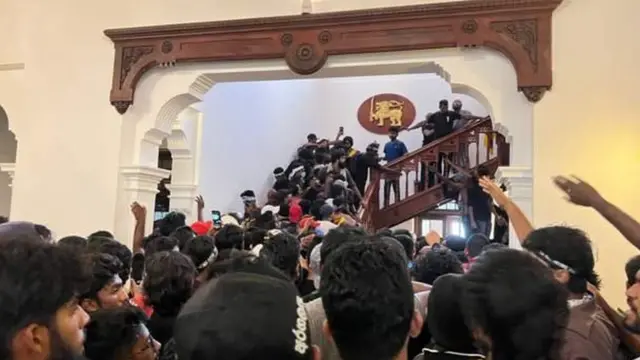 பிரதமர் அலுவலகத்தின் உள்ளே போராட்டக்காரர்கள்