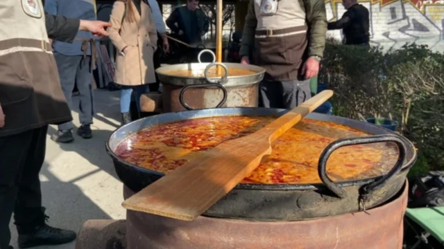 Повара на улицах Нови-Сада готовили для протестующих еду в больших котлах