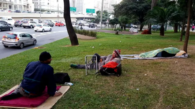 Amigos dormindofazer jogo onlinegramado na frente da estação Anhangabaú