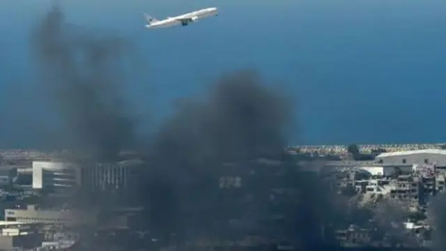 မီးခိုးဖုံးနေတဲ့ ဘေရွတ်ကနေ သူတို့ နိုင်ငံသားတွေကို သက်ဆိုင်ရာ နိုင်ငံတွေ ကယ်ထုတ်နေ