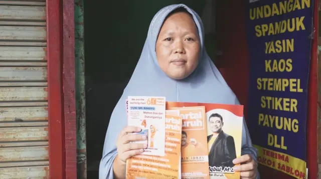 Sumainah, PRT, mendapat brosur kampanye dari Yuni.