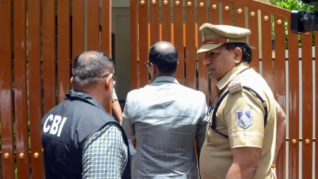 गिरिबाला सिंह गिरफ़्तार 