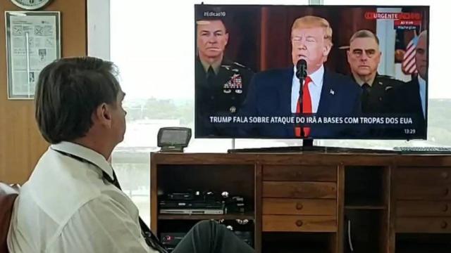 Bolsonaro faz live no facebook enquanto assiste a pronunciamento de Trump