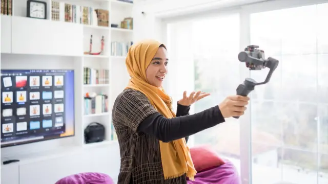 কন্টেন্ট ক্রিয়েটর তরুণী