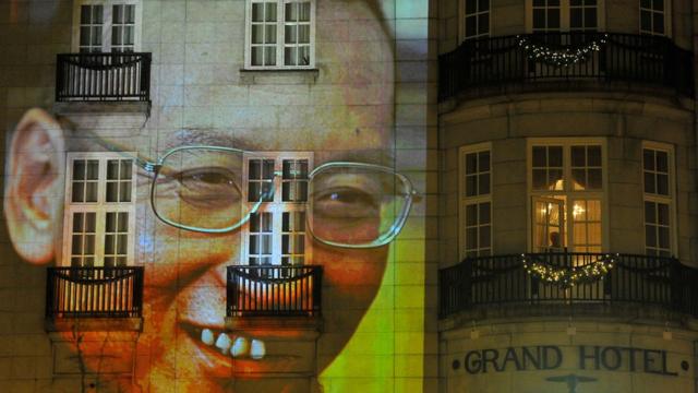 资料图片：刘晓波2010年获得诺贝尔奖后，他的影像投射在奥斯陆的一个饭店前