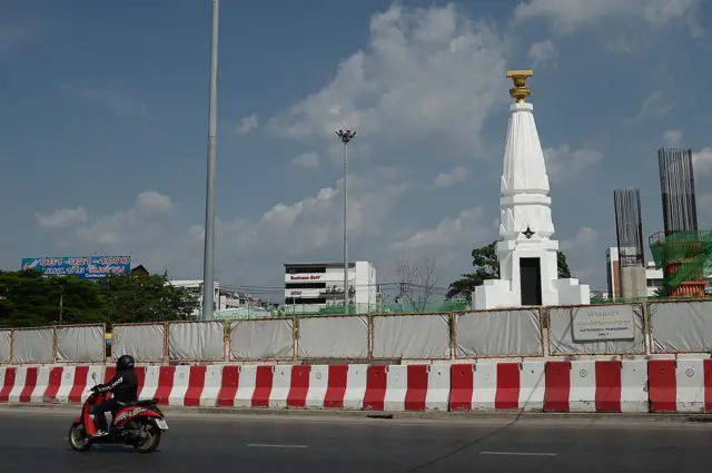 อนุสาวรีย์พิทักษ์รัฐธรรมนูญ คือหนึ่งในบรรดาอนุสรณ์สถานที่เกี่ยวกับคณะราษฎร