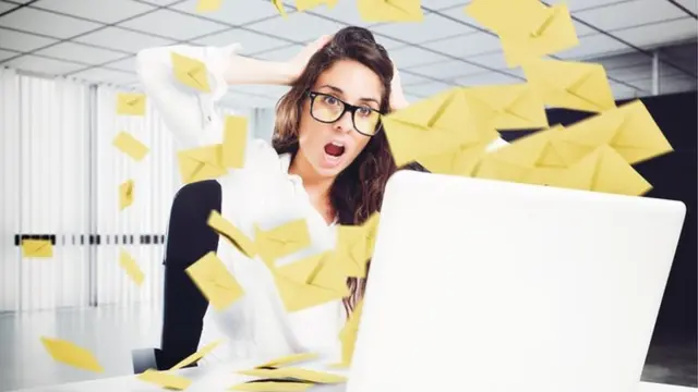 Una persona a la que le "saltan" correos desde la pantalla de su computadora