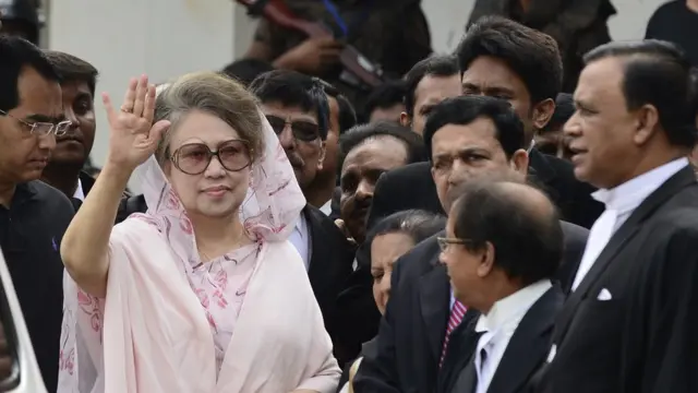 আইনজীবী সমর্থকদের মাঝে খালেদা জিয়া। (ফাইল ফটো)