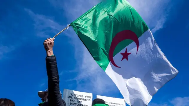 La diaspora algérienne se mobilise aussi, comme ici le 17 mars en France.