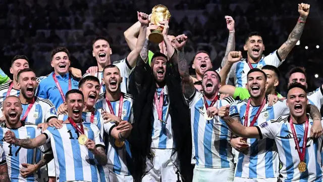 Jugadores de la selección argentina festejan con la copa del mundo FIFA tras salir campeones en Qatar.