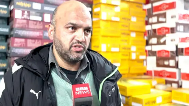 फ़ारूक़ अहमद कहते हैं कि चीन और चिली से भी ड्राई फ्रूट आने की वजह से हमारे ड्राई फ्रूट की मार्किट में वैल्यू पहले ही ख़त्म हो गई है