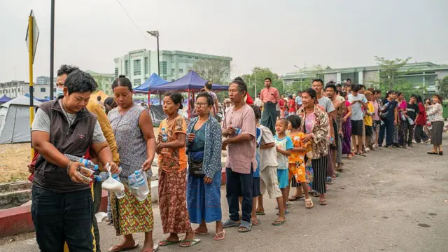 မန္တလေးမှာ သောက်ရေသန့်နဲ့ ဆန် အလှူ ပေးဝေနေတဲ့မြင်ကွင်း (ပုံဟောင်း)