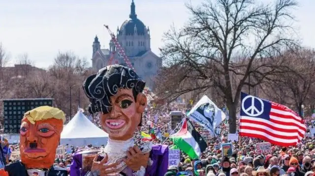 Kutoka kwa maandamano ya "No Kings" huko Minneapolis mnamo Jumamosi, Machi 28, 2026