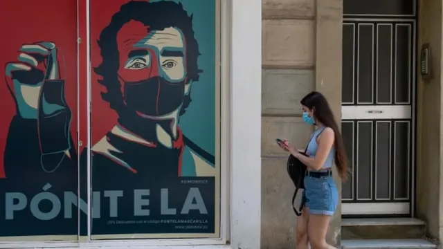 د شمال ختیځې اسپانیا کاتالونیا سیمه کې هم د کورونا وېروس مثبتې پېښې ډېرې شوې او پر خلکو تازه محدودیتونه لګول شوي دي.