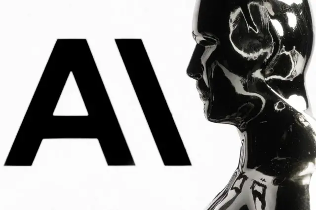 تُظهر هذه الصورة تمثالاً صغيراً أمام شعار شركة أنثروبيك الأمريكية المتخصصة في سلامة وأبحاث الذكاء الاصطناعي.