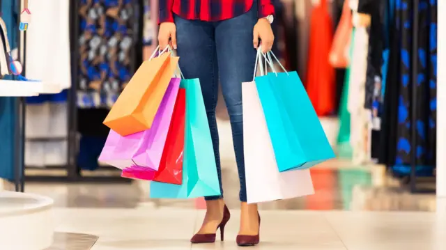 Mujer con bolsas de compras.