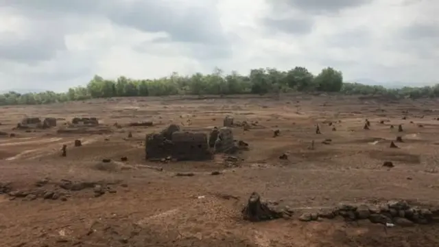 গ্রামটিতে এক সময় তিন হাজারের মত মানুষ বাস করতো