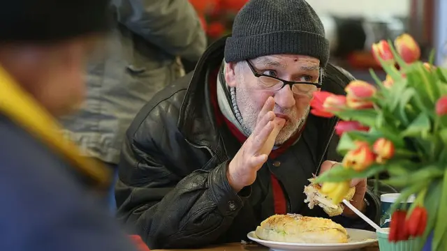 Безработный в пункте раздачи еды