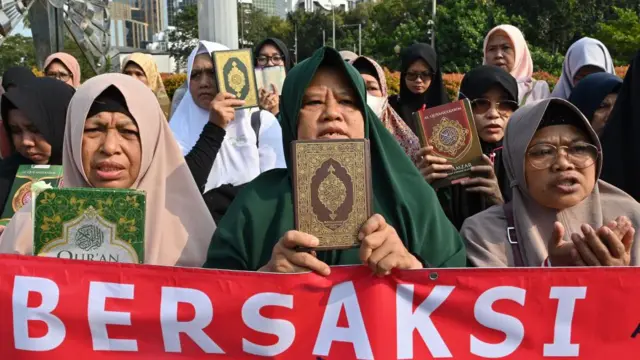 জাকার্তায় কোরআন অবমাননার বিরুদ্ধে বিক্ষোভ