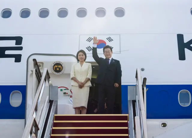 이재명 대통령과 김혜경 여사가 일본·미국 정상과 순차 정상회담 참석을 위해 23일 경기도 성남 서울공항에서출국하며 인사를 하고 있다. 