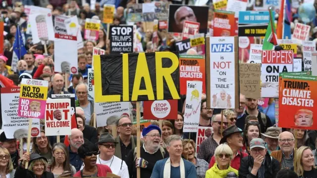 Una multitud protesta en contra de la visita de Donald Trump en Londres.