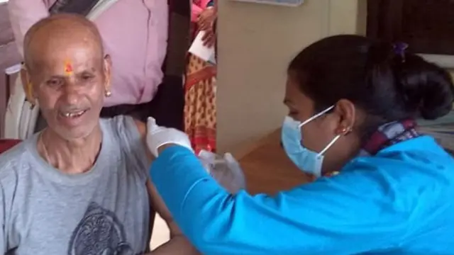 खोप लगाउँदै