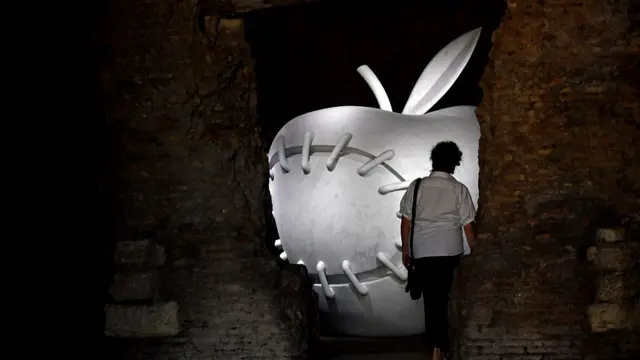 La 'la mela reintegrata' del artista italiano Michelangelo Pistoletto hecha con mármol de Carrara.