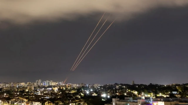 ඊශ්‍රායලය සහ මිත්‍ර පාර්ශව, ඉරානය විසින් එල්ල කරන ලද ඩ්‍රෝන යානා සහ මිසයිල 300කට අධික සංඛ්‍යාවකින් අතිබහුතරයක් බිම හෙළූ බව ඊශ්‍රායලය පවසයි.