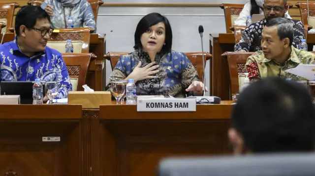 Ketua Komnas HAM Atnike Nova Sigiro (tengah) bersama Wakil Ketua Komnas HAM Abdul Haris Semendawai (kiri) dan Pramono Ubaid Tanthowi (kanan) memberikan paparan saat rapat kerja bersama Komisi III DPR di Kompleks Parlemen, Senayan, Jakarta, Rabu (18/01)