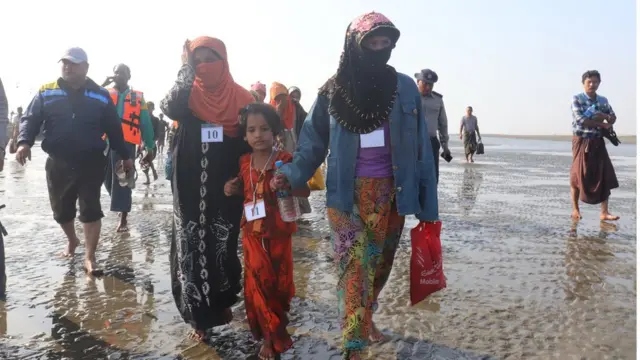 ရိုဟင်ဂျာ ၁၇၂ ဦး ကို တပ်မတော်ရေက ကော့သောင်းအနီးက မြန်မာ့ရေပြင်မှာ ပြီးခဲ့တဲ့ ဒီဇင်ဘာ ၁၅ ရက်တုန်းက ဖမ်းဆီးမိခဲ့