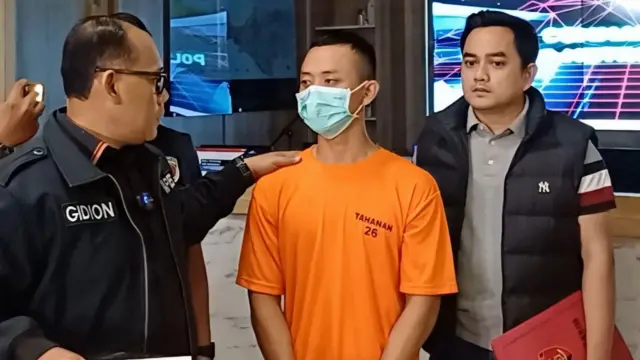 Penyidik dari Polres Metro Jakarta Utara menetapkan TRS (tengah), senior sekaligus pelaku penganiayaan taruna Sekolah Tinggi Ilmu Pelayaran (STIP) sebagai tersangka, Sabtu (4/5).