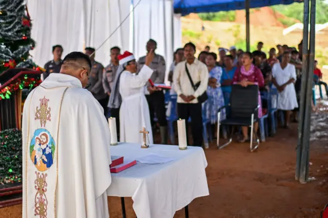 Pendeta memimpin ibadah Natal di lokasi pengungsian korban banjir bandang dan longsor di Hutanabolon, Kecamatan Tukka,Tapanuli Tengah, Sumatera Utara, Kamis (25/12/2025).