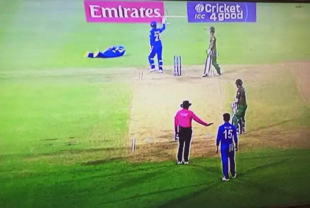 گلبدین سلپ میں زمین پر پڑے ہیں