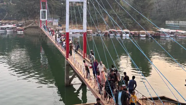 রাঙামাটিতে কাপ্তাই লেকের ওপর ঝুলন্ত সেতু
