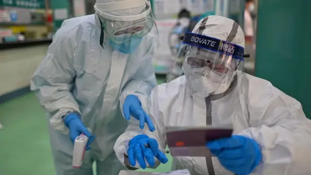 يمكن أن تحتوي القطيرة الواحدة من العينة، التي يجري اختبارها في المعمل على مليون فيروس، ما يجعل من الضروري على الإخصائيين الذين يتعاملون معها ارتداء معدات وقاية كاملة