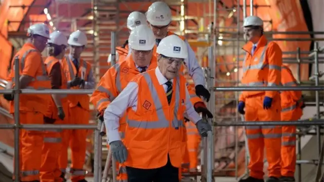 خلال زيارة موقع شبكة مترو الأنفاق الجديدة في لندن