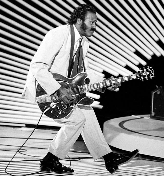Chuck Berry tocando la guitarra