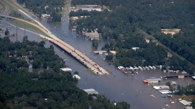 เมืองฮิวสตันเป็นเมืองที่ใช้รถยนต์จำนวนมาก งบประมาณมูลค่าหลายพันล้านดอลลาร์สหรัฐจึงถูกใช้ในโครงการสนับสนุนระบบถนนและทางหลวงเพื่อแก้ปัญหาจราจรที่คับคั่ง